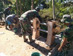 Demi Keamanan dan Kenyamanan Warga Bersama Satgas TMMD ke-111 Kodim 1202/Skw Buat Pagar Jembatan