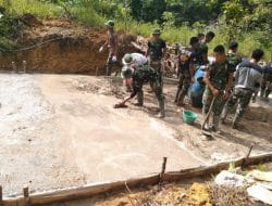Satgas TMMD Dan Warga Berjibaku Dalam Pengecoran Jalan Rabat Beton