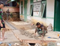 Anggota Satgas TMMD Mengecor Teras Pustu