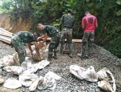 Anggota satgas TMMD Terus pacu Semanggat dalam pembangunan jalan rambat beton