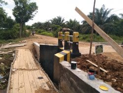 Anggota Satgas TMMD Ke 111 Kodim 1202/Singkawang Mengecat Jembatan