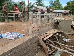 Proses Pengerjaan Plester Dinding Jembatan Oleh TMMD Ke-111 Kodim 1202/Singkawang