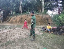 Jalin Ikatan Batin Anggota Satgas TMMD Ke-111 Kodim 1202/Skw Ikut Bermain Bersama Anak-Anak