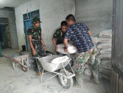 Warga Berama TNI Mengangkat Material Semen TMMD ke 111 Kodim 1202/Singkawang