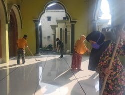 Satgas TMMD 0817/Gresik Bersama Warga, Bersihkan Masjid