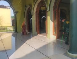 Bakti Sosial, Satgas TMMD 111 Gresik Bersihkan Masjid