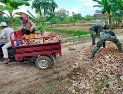 Warga Perbantukan Kenderaan Roda Tiga Angkut Material