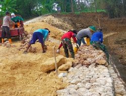 Kesadaran Warga Desa Untuk Terus Bekerja Bersama TNI Telah Merubah Kehidupan Desa Yang Sepi Menjadi Lebih Asri dan Ramai