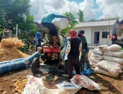 Bantu Giling Jagung Petani Sambil Komsos