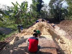 Anggota Satgas TMMD dan Warga Membangun Jalan Dengan Semangat Yang Membara