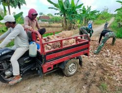 Motor Roda Tiga Bantu Satgas Usung Material