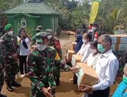 Rasa Kepedulian, Asops Kasad Mayjen TNI Eka Wiharsa Memberikan Bantuan Sembako di TMMD Kodim Tapsel