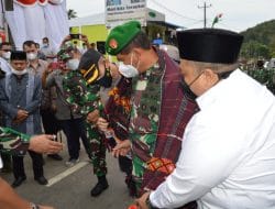 Bupati Tapsel Sambut Tim Wasev TNI AD Mayjen Eka Wiharsa dengan Acara Mangulosi