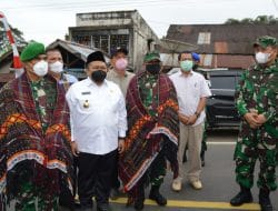 Bupati Tapsel Diapit Dua Jenderal TNI AD dengan Pakai Kain Ulos