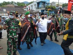 Upacara Mangulosi Sambut Kedatangan Tim Wasev TNI AD Mayjen Eka Wiharsa dan Kapoksahli Dam I/BB Brigjen Junaedi di TMMD Kodim Tapsel