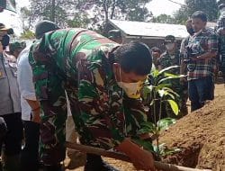 Tim Masev Mayjen TNI Eka Wiharsa Menanam Pohon Jalankan Prokes