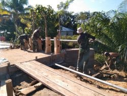 Pemasangan Besi Pagar Jembatan Beton Oleh Satgas TMMD ke-111 Kodim 1202/Singkawang
