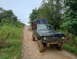 Warga Berangkat ke Lokasi TMMD Ke-111 Kodim 1202/Singkawang Dengan Menggunakan Mobil