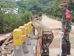 Pasiter kodim 1202/Skw selaku koordinator lapangan mengawasi pengecetan jembatan