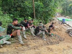 Anggota Satgas TMMD 111 Kodim 1202/Skw Gelar Komsos Waktu Istirahat Jalan Rabat Beton