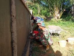 Pjs Danramil Bantu Anggota Satgas Plester Pagar