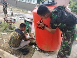 Ember Bekas Jadi Alat Yang Berguna Dalam TMMD di Desa Sentangau Jaya