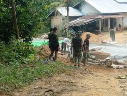 Kekompakan Anggota Satgas Dalam Mengangkut Pasir