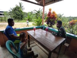 Komsos Hadirkan Persaudaraan Antara Satgas TMMD dan Warga