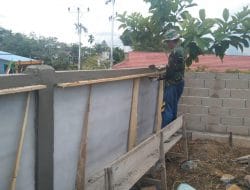 Anggota Satgas TMMD Plester Pagar Gereja ST Kristoforus