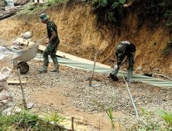 Perataan Batu Kerikil Jalan Rabat Beton Satgas TMMD Ke-111 Kodim 1202/Singkawang