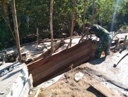 Pembuatan Pondasi Barrau Jembatan Oleh Satgas TMMD Ke-111 Kodim 1202/Singkawang.