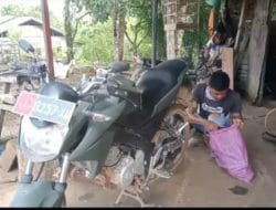 Satgas TMMD Ke 111 Kodim 1202/Skw Memperbaiki Kendaraan Agar Tetap Prima Sebelum Memasuki Lokasi TMMD.