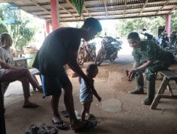 Keren, Anak di Perbatasan Tampak Ceria Saat Bermain Bersama Personel TMMD Ke 111 Kodim 1202/Skw
