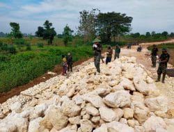 Angkut Batu Untuk Tanggul Penahan Tanah Sungai Tretek
