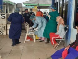 PEDULI KESEHATAN WARGA BINAAN, BABINSA KORAMIL PANCENG DAMPINGI PETUGAS KESEHATAN LAKSANAKAN TRACING DI LOKASI TMMD KE 111