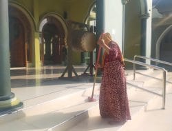 Jum’at Barokah, Ibu-Ibu bersama Satgas TMMD ke 111 Bersihkan Masjid Ukhuwah Islamiah Siwalan