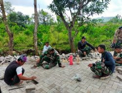Lepas Lelah Satgas TMMD Bercanda Gurau Dengan Masyarakat