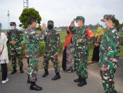 Tim Wasev Mayjen TNI Eka Wiharsa Turun dari Pesawat Disambut Danrem 023/KS