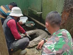 Kebersamaan dalam Pembuatan WC Umum Masjid Desa Siuhom di TMMD Kodim Tapsel