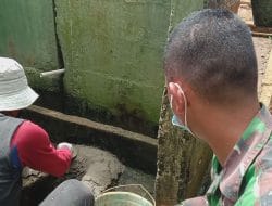 Jalankan Prokes, Giat Bangun WC Umum di TMMD Tapsel