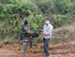 Jalankan Prokes, Satgas TMMD Kodim Tapsel Bagikan Bibit Tanaman ke Warga