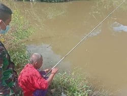 Prada Faisal Chaniago Mengamati Gaya Memancing Kakek-kakek