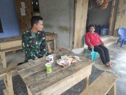 Satgas TMMD Ke 111 Kodim 1202/Skw Istirahat Sambil Minum Kopi Di Warung