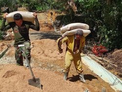 Satgas TMMD Ke 111 Kodim 1202/Skw Pikul Semen ke Lokasi, Warga Siap Membantu