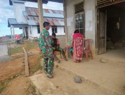 Warga Bagikan Minuman untuk Satgas TMMD Ke 111 Kodim 1202/Skw