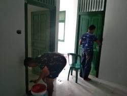 Anggota satgas TMMD lanjutkan pengecatan dinding dalam puskesmas pembantu