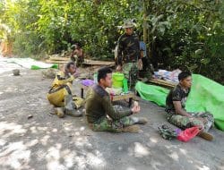 Kebersamaan Satgas TMMD Ke 111 Makan Siang Bersama Warga di Lokasi TMMD