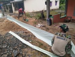 Pemasangan Plastik Cor Perkuat Pembuatan Jalan Rabat Beton TMMD Ke-111 Kodim 1202/Singkawang