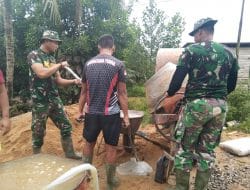 Saling Berembuk, Anggota Satgas TMMD Bersama Warga Menentukan Ukuran Semen Dan Pasir Sebelum Diaduk