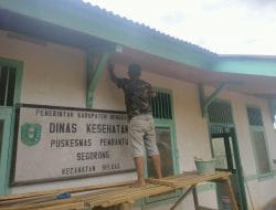 Pemasangan Plafon Pustu Oleh Satgas TMMD Ke-111 Kodim 1202/Singkawang